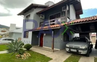 Casa com 3 quartos à venda na rua dos canários, 6, pedra branca, palhoça por r$ 1.000.000