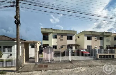 Apartamento semimobiliado com sacada e churrasqueira