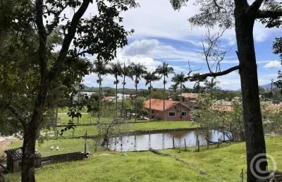 Descubra seu novo lar: espaço e natureza no ribeirão da ilha