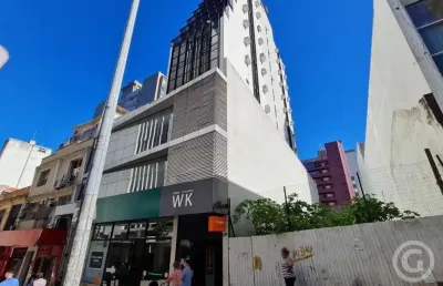 Sala comercial ampla, com fácil acesso a serviços essenciais, no centro de florianópolis