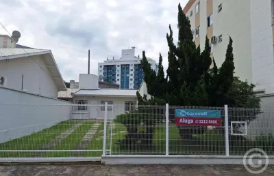 Residência semimobiliada com amplo terreno em pagani, palhoça