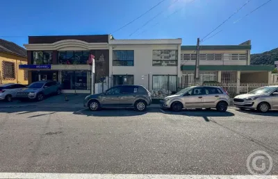 Imóvel comercial no centro de florianópolis: espaçoso e estratégico