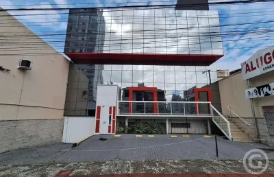 Prédio comercial espaçoso com localização estratégica em florianópolis