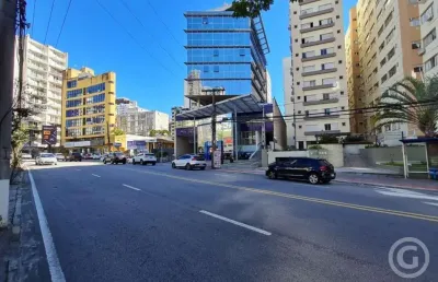 Apartamento semimobiliado com localização privilegiada em florianópolis