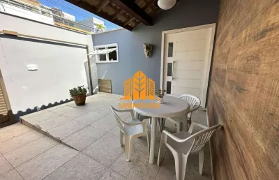 Casa independente linear com três quartos sendo duas suites a 50 metros da praia