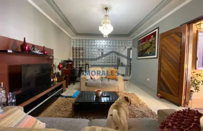 Ampla casa assobradada à venda em bairro nobre – city bussoc
