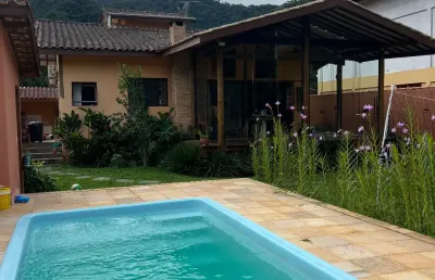 Casa a venda com piscina em ubatuba com 3 quartos e edícula em condomínio