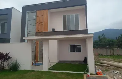 Linda casa a venda vargem pequena legalizada sala 3 ambientes com o pé direito duplo, com 4 suítes, 1 no térreo, piscina e churrasqueira !