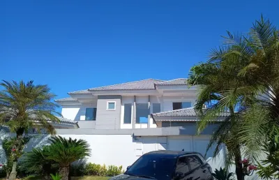 Linda casa com 4 suítes sendo 1 no térreo, cozinha com armários planejados, sótão, sala 3 ambientes, piscina, churrasqueira, sauna em uma belíssima área gourmet c/ dep. completa toda a casa com ar con