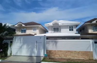 Linda casa venda vargem pequena, com 3 suítes, sala 2 ambientes, churrasqueira, piscina, em um belo cond. clube !