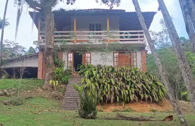 Lindo sítio à venda em vargem grande 28000m2 com bela casa, cachoeira, lago ( piscina natural ) , próximo ao melhor centro gastronômico de vargem grande rj, haras, pousadas, escolas etc....