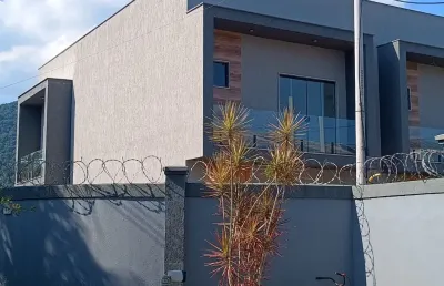 Linda casa venda em vargem pequena rgi, contemporânea com 3 suítes 2 com varandas, piscina, churrasqueira e um belo jardim !