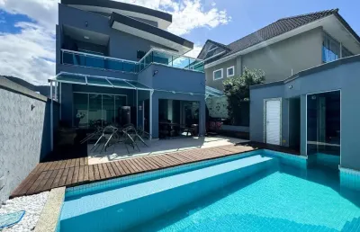 Linda casa a venda no condomínio parc des palmiers no final do recreio início da barra com 3 suítes mais 1 quarto no térreo, sala 3 ambientes , piscina, churrasqueira e jardim em um belíssimo cond. cl