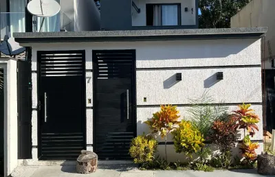 Vendo no pontal linda casa de 2 quartos com piscina e churrasqueira + 2 apt quartos sala cozinha que ficam na parte de cima da casa com entradas independentes !  !
