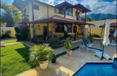 Linda casa a venda em vargem pequena em cond. fechado com 4 suítes, sendo 1 no térreo, sauna, piscina e churrasqueira!