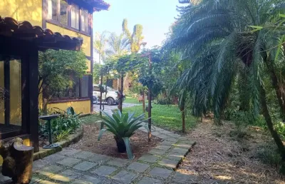 Vendo linda casa em vargem pequena 5.400 m² de terreno, com 723 m² de área construída 5 suítes, sala com 4 ambientes, bar e adega subterrânea, piscina e churrasqueira !