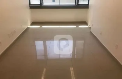 Sala totalmente reformada com recepção junto ao metro da carioca