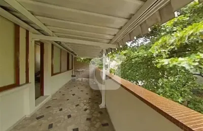 Excelente casa com 4 quartos em rua fechada na tijuca!