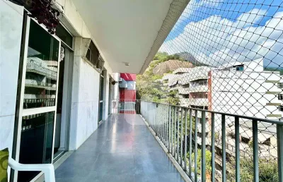 Apartamento de 3 quartos com varanda e 2 vagas de garagem .
