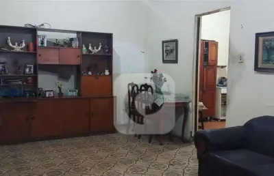 Casa beira de rua em vila isabel , precisando de reformas com grande potencial