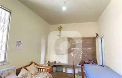 Casa de dois andares, tipo apartamento, sem condomínio e iptu