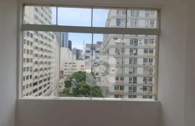 More em um apartamento no centro próximo a estações de metrô e vários serviços públicos!
