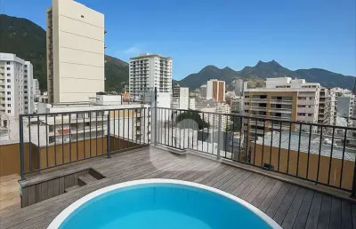 Cobertura triplex  de 200m2 com 3 quartos e duas suites, deck e piscina .