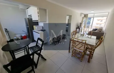 Único com piscina bem no centro à 01 quadra da praia. reformado. 01 suíte com sacada. 01 vaga.