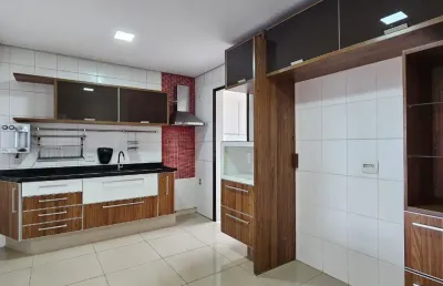 Apartamento 140m² com 3 dormitórios (1 suíte) – amplo e bem localizado