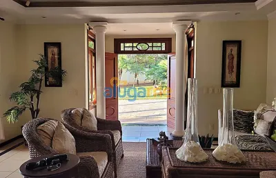 Vendo chácara de alto padrão com 3 dormitórios, piscina e energia fotovoltaica