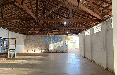 Aluguel de espaçoso galpão comercial no centro da cidade