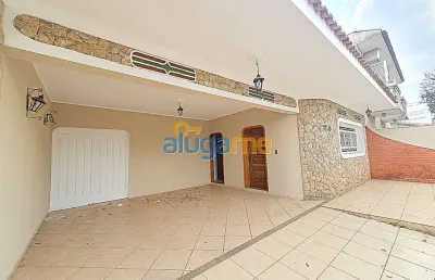 Casa residencial na boa vista com 4 dormitórios (1 suíte), 2 vagas e quintal.