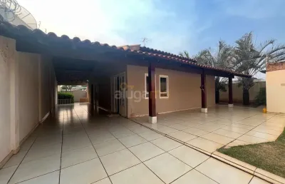 Casa com 03 dormitórios (sendo 01 suíte e 01 escritório), vaga para até 04 carros e ampla área de lazer com churrasqueira.