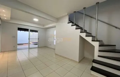 Sobrado no condomínio las palmas, zona sul, com 3 dormitórios, 2 banheiros, piscina e varanda com churrasqueira.