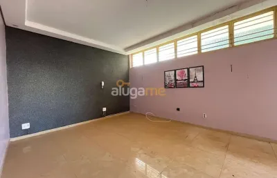 Casa residencial ou comercial, com 02 ambientes de sala, 03 dormitórios na frente e mais 03 salas nos fundos.