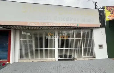 Salão comercial com acessibilidade, com ampla fachada, com cozinha e edícula nos fundos.