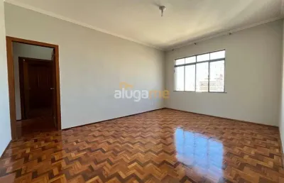 Apartamento amplo no centro, com 03 dormitórios (01 suíte) rico em armários, 01 vaga, portaria e elevador, andar alto.