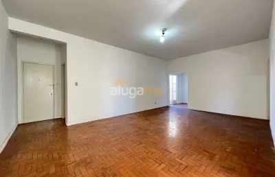 Apartamento de 02 dormitórios no centro, com elevador e portaria (sem garagem).