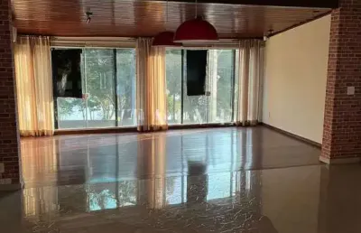 Casa residencial ou comercial de 400 m² para venda, 05 quartos (sendo 2 suítes) piscina, de frente
