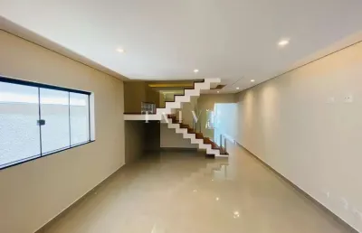 Casa assobradada à venda, 195m², com 3 quartos sendo 3 suítes, 1 lavabo, 2 vagas de garagem, jardim