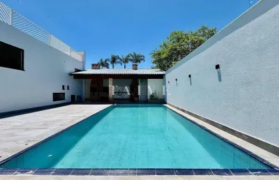 Casa à venda, alto padrão,3 quartos sendo 3 suítes, 6 banheiros sendo 1 lavabo, 3 vagas de garagem,
