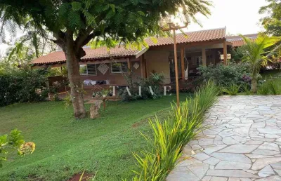 Chácara à venda, 6 mil m², casa com 250m² úteis, 3 quartos sendo 1 suíte, poço artesiano, baia de c