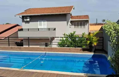 Casa à venda, jd kobayashi, 280m² privados, com piscina, 3 quartos sendo 1 suíte, 3 vagas - califór