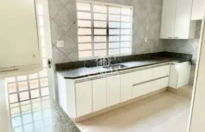 Casa para locação de 220m² - por r$4.900,00 no santa monica - uberlândia/mg