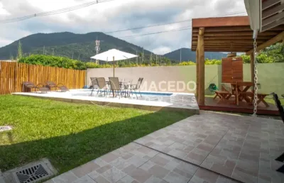 Casa super confortável no condomínio salga na praia da lagoinha, ubatuba-sp: 4 quartos, 3 suítes, com piscina e ar condicionado - imperdível!
