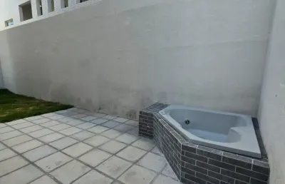 Apartamento terréo na praia do bessa! com 2 quartos, área privativa.