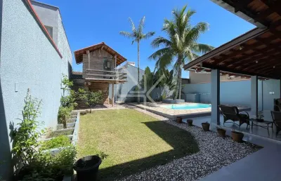Casa à venda com 03 quartos sendo 01 suíte, 260m2, averbada, piscina e casa de boneca no bairro santo antônio em joinville
