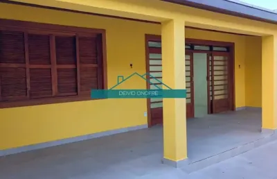 Casa térrea com edícula disponível para locação definitiva no centro de caraguatatuba