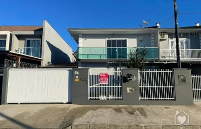 Casa com 3 quartos para alugar na Rua Padre Bernardo, 523, Nova Brasília, Joinville
