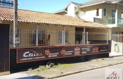 Casa a venda otima localizacao, execelente para investidores...